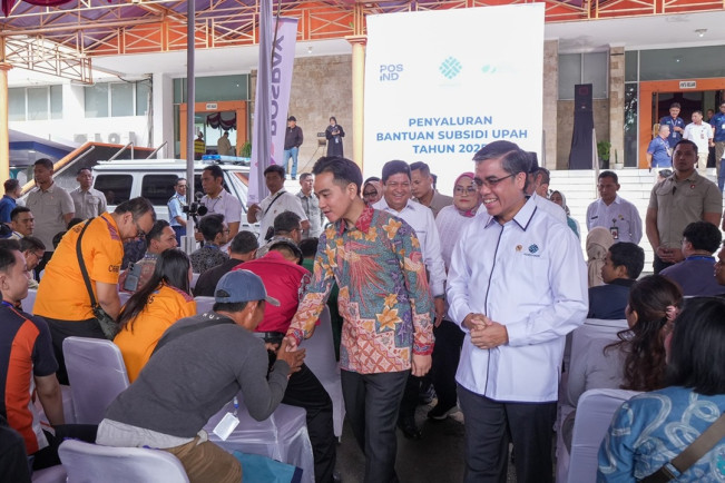 Wapres Gibran Rakabuming Raka meninjau penyaluran BSU 2025 di Kantor Pos KCU Jakarta Flora, Jalan RS Fatmawati, Jakarta Selatan, Kamis (17/7/2025). [Dok. Kemnaker]
